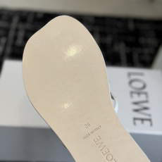 代购级 LOEWE 罗意威 26ss 春夏新品 拖鞋 疯狂种草简约设计感觉更干净优雅 方圆头钉钉拖鞋 让你念念不忘 颜色 代购级 LOEWE 罗意威 26ss 春夏新品 拖鞋 疯狂种草简约设计感觉更干净优雅 方圆头钉钉拖鞋 让你念念不忘 颜色