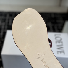 代购级 LOEWE 罗意威 26ss 春夏新品 拖鞋 疯狂种草简约设计感觉更干净优雅 方圆头钉钉拖鞋 让你念念不忘 颜色 代购级 LOEWE 罗意威 26ss 春夏新品 拖鞋 疯狂种草简约设计感觉更干净优雅 方圆头钉钉拖鞋 让你念念不忘 颜色