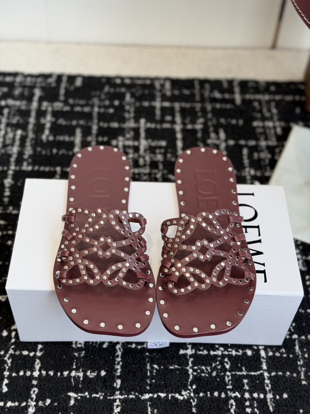 代购级 LOEWE 罗意威 26ss 春夏新品 拖鞋 疯狂种草简约设计感觉更干净优雅 方圆头钉钉拖鞋 让你念念不忘 颜色 代购级 LOEWE 罗意威 26ss 春夏新品 拖鞋 疯狂种草简约设计感觉更干净优雅 方圆头钉钉拖鞋 让你念念不忘 颜色