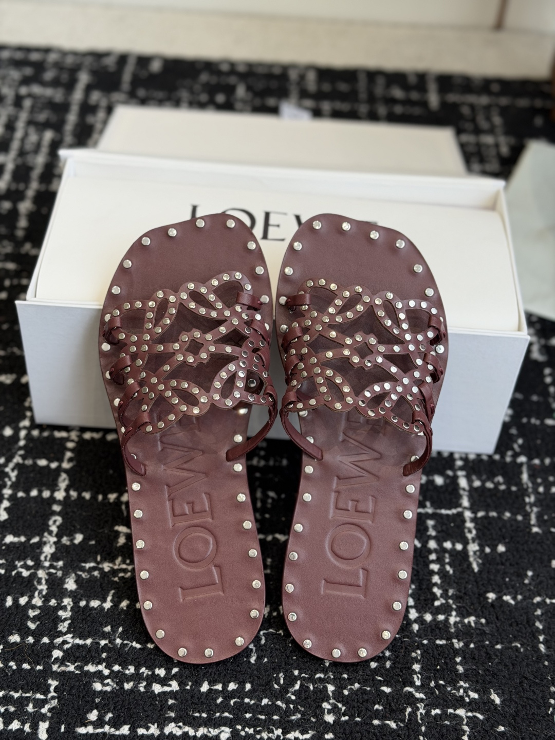 代购级 LOEWE 罗意威 26ss 春夏新品 拖鞋 疯狂种草简约设计感觉更干净优雅 方圆头钉钉拖鞋 让你念念不忘 颜色 代购级 LOEWE 罗意威 26ss 春夏新品 拖鞋 疯狂种草简约设计感觉更干净优雅 方圆头钉钉拖鞋 让你念念不忘 颜色