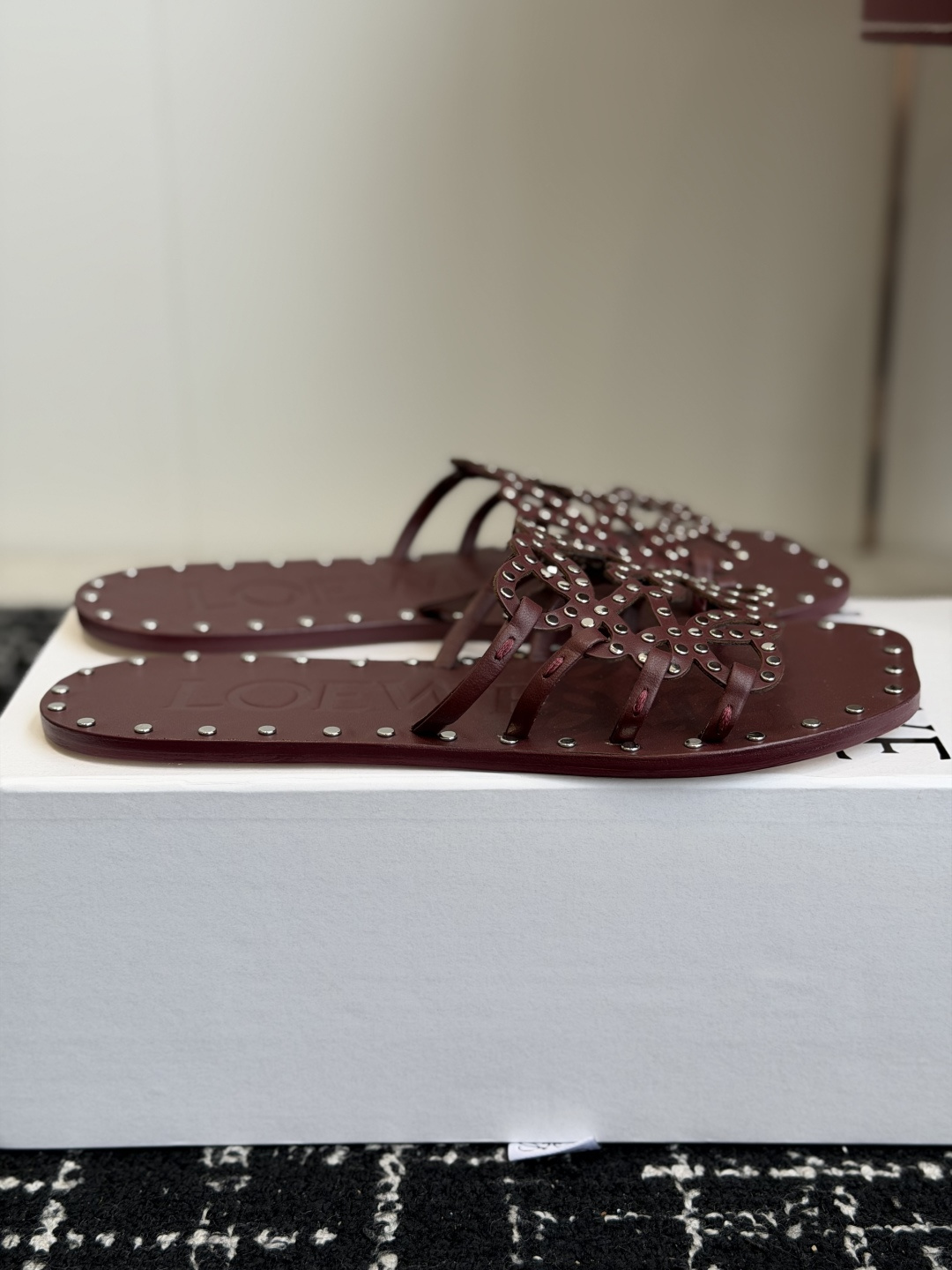 代购级 LOEWE 罗意威 26ss 春夏新品 拖鞋 疯狂种草简约设计感觉更干净优雅 方圆头钉钉拖鞋 让你念念不忘 颜色 代购级 LOEWE 罗意威 26ss 春夏新品 拖鞋 疯狂种草简约设计感觉更干净优雅 方圆头钉钉拖鞋 让你念念不忘 颜色