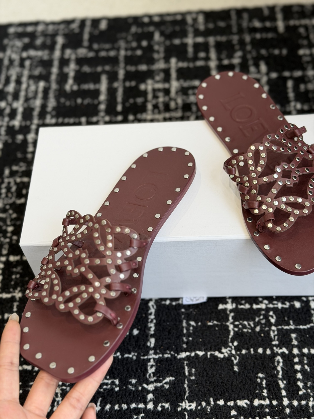 代购级 LOEWE 罗意威 26ss 春夏新品 拖鞋 疯狂种草简约设计感觉更干净优雅 方圆头钉钉拖鞋 让你念念不忘 颜色 代购级 LOEWE 罗意威 26ss 春夏新品 拖鞋 疯狂种草简约设计感觉更干净优雅 方圆头钉钉拖鞋 让你念念不忘 颜色