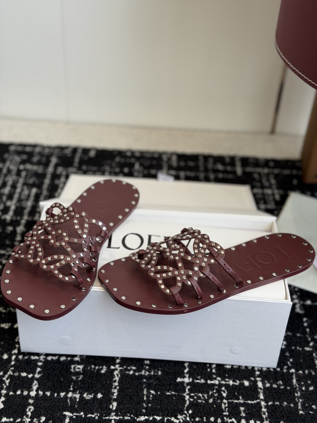 代购级 LOEWE 罗意威 26ss 春夏新品 拖鞋 疯狂种草简约设计感觉更干净优雅 方圆头钉钉拖鞋 让你念念不忘 颜色 代购级 LOEWE 罗意威 26ss 春夏新品 拖鞋 疯狂种草简约设计感觉更干净优雅 方圆头钉钉拖鞋 让你念念不忘 颜色