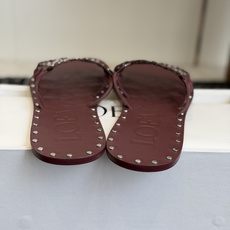 代购级 LOEWE 罗意威 26ss 春夏新品 拖鞋 疯狂种草简约设计感觉更干净优雅 方圆头钉钉拖鞋 让你念念不忘 颜色 代购级 LOEWE 罗意威 26ss 春夏新品 拖鞋 疯狂种草简约设计感觉更干净优雅 方圆头钉钉拖鞋 让你念念不忘 颜色