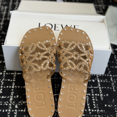 代购级 LOEWE 罗意威 26ss 春夏新品 拖鞋 疯狂种草简约设计感觉更干净优雅 方圆头钉钉拖鞋 让你念念不忘 颜色 代购级 LOEWE 罗意威 26ss 春夏新品 拖鞋 疯狂种草简约设计感觉更干净优雅 方圆头钉钉拖鞋 让你念念不忘 颜色