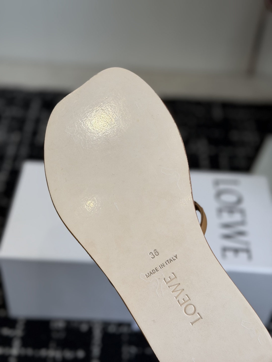代购级 LOEWE 罗意威 26ss 春夏新品 拖鞋 疯狂种草简约设计感觉更干净优雅 方圆头钉钉拖鞋 让你念念不忘 颜色 代购级 LOEWE 罗意威 26ss 春夏新品 拖鞋 疯狂种草简约设计感觉更干净优雅 方圆头钉钉拖鞋 让你念念不忘 颜色