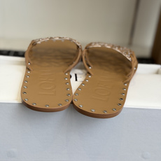 代购级 LOEWE 罗意威 26ss 春夏新品 拖鞋 疯狂种草简约设计感觉更干净优雅 方圆头钉钉拖鞋 让你念念不忘 颜色 代购级 LOEWE 罗意威 26ss 春夏新品 拖鞋 疯狂种草简约设计感觉更干净优雅 方圆头钉钉拖鞋 让你念念不忘 颜色