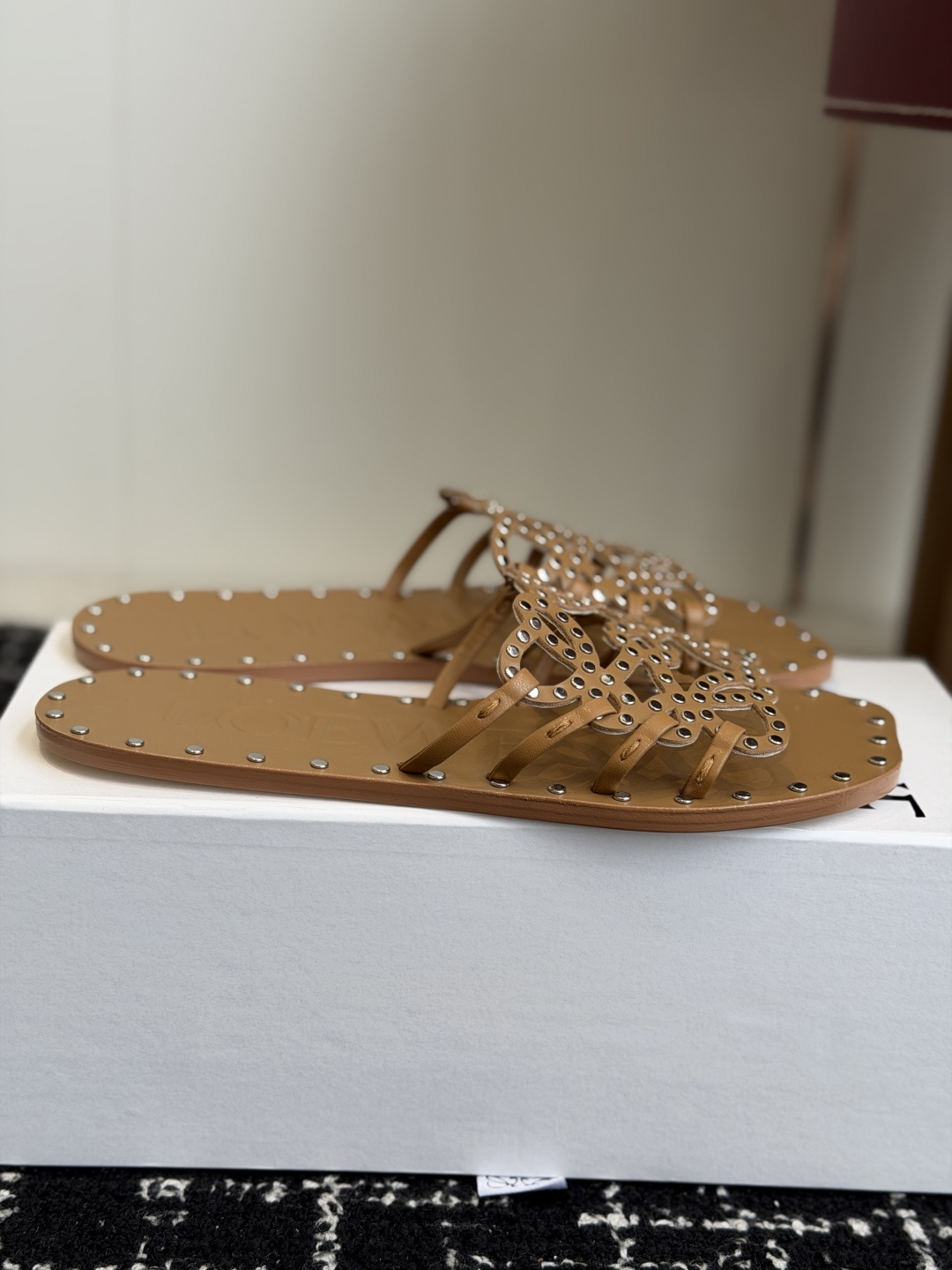代购级 LOEWE 罗意威 26ss 春夏新品 拖鞋 疯狂种草简约设计感觉更干净优雅 方圆头钉钉拖鞋 让你念念不忘 颜色 代购级 LOEWE 罗意威 26ss 春夏新品 拖鞋 疯狂种草简约设计感觉更干净优雅 方圆头钉钉拖鞋 让你念念不忘 颜色