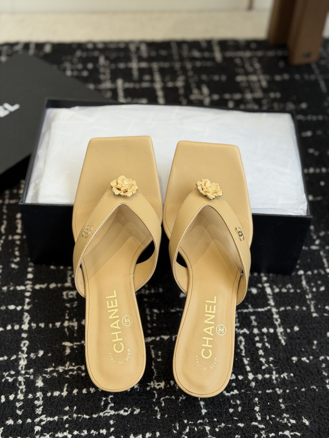代购级 Chanel26ss夏季新款山茶花方头夹趾高跟凉拖 自带轻奢温柔氛围感的山茶花方头夹趾高跟凉拖系列，利落的夹趾人