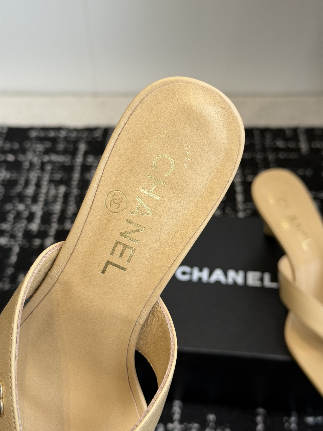代购级 Chanel26ss夏季新款山茶花方头夹趾高跟凉拖 自带轻奢温柔氛围感的山茶花方头夹趾高跟凉拖系列，利落的夹趾人