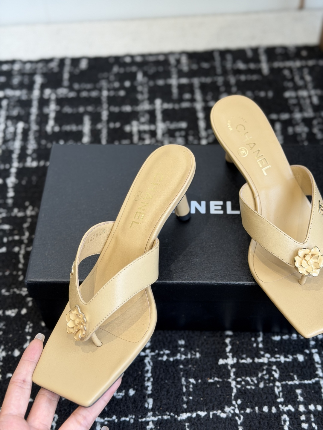 代购级 Chanel26ss夏季新款山茶花方头夹趾高跟凉拖 自带轻奢温柔氛围感的山茶花方头夹趾高跟凉拖系列，利落的夹趾人