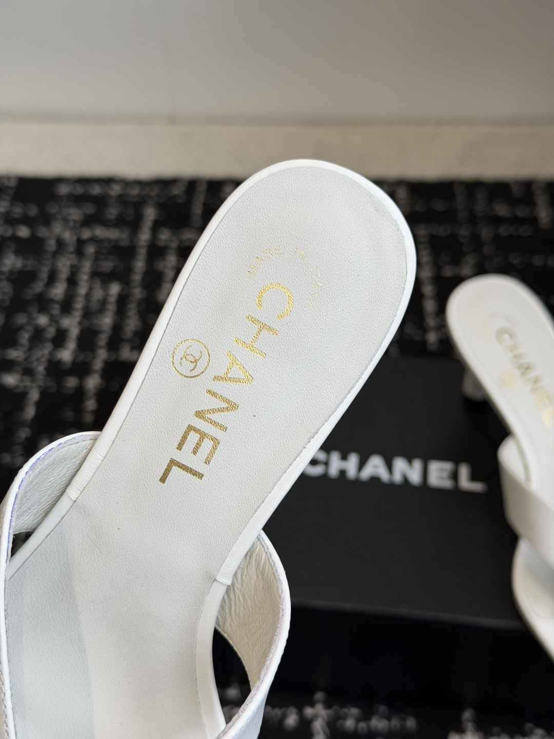 代购级 Chanel26ss夏季新款山茶花方头夹趾高跟凉拖 自带轻奢温柔氛围感的山茶花方头夹趾高跟凉拖系列,利落的夹趾人 代购级 Chanel26ss夏季新款山茶花方头夹趾高跟凉拖 自带轻奢温柔氛围感的山茶花方头夹趾高跟凉拖系列,利落的夹趾人