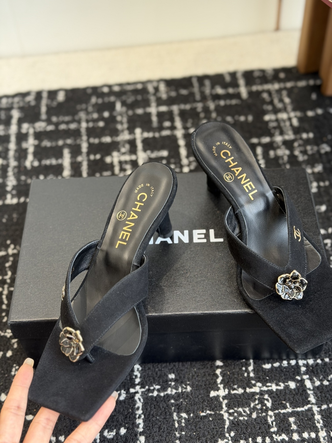 代购级 Chanel26ss夏季新款山茶花方头夹趾高跟凉拖 自带轻奢温柔氛围感的山茶花方头夹趾高跟凉拖系列,利落的夹趾人 代购级 Chanel26ss夏季新款山茶花方头夹趾高跟凉拖 自带轻奢温柔氛围感的山茶花方头夹趾高跟凉拖系列,利落的夹趾人