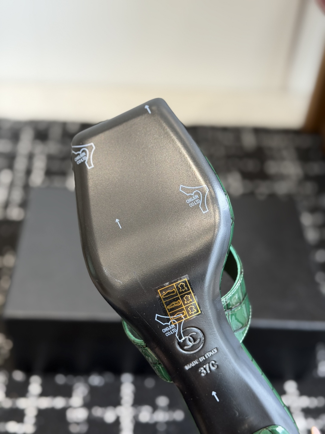 代购级 Chanel26ss夏季新款山茶花方头夹趾高跟凉拖 自带轻奢温柔氛围感的山茶花方头夹趾高跟凉拖系列,利落的夹趾人 代购级 Chanel26ss夏季新款山茶花方头夹趾高跟凉拖 自带轻奢温柔氛围感的山茶花方头夹趾高跟凉拖系列,利落的夹趾人