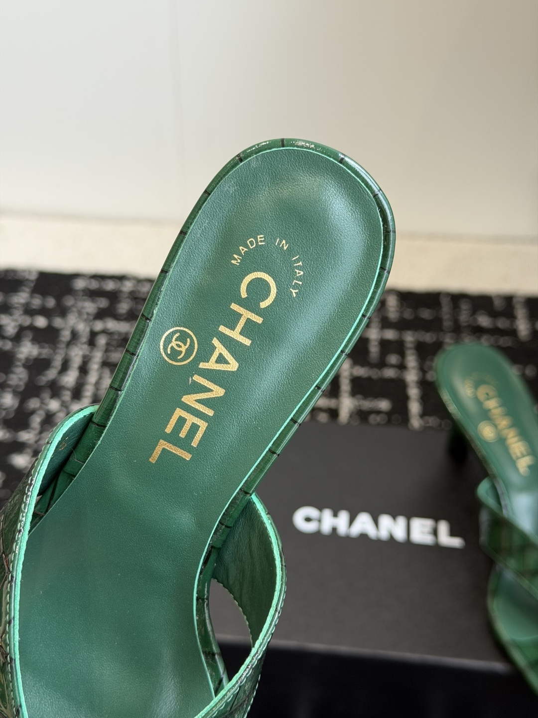 代购级 Chanel26ss夏季新款山茶花方头夹趾高跟凉拖 自带轻奢温柔氛围感的山茶花方头夹趾高跟凉拖系列,利落的夹趾人 代购级 Chanel26ss夏季新款山茶花方头夹趾高跟凉拖 自带轻奢温柔氛围感的山茶花方头夹趾高跟凉拖系列,利落的夹趾人