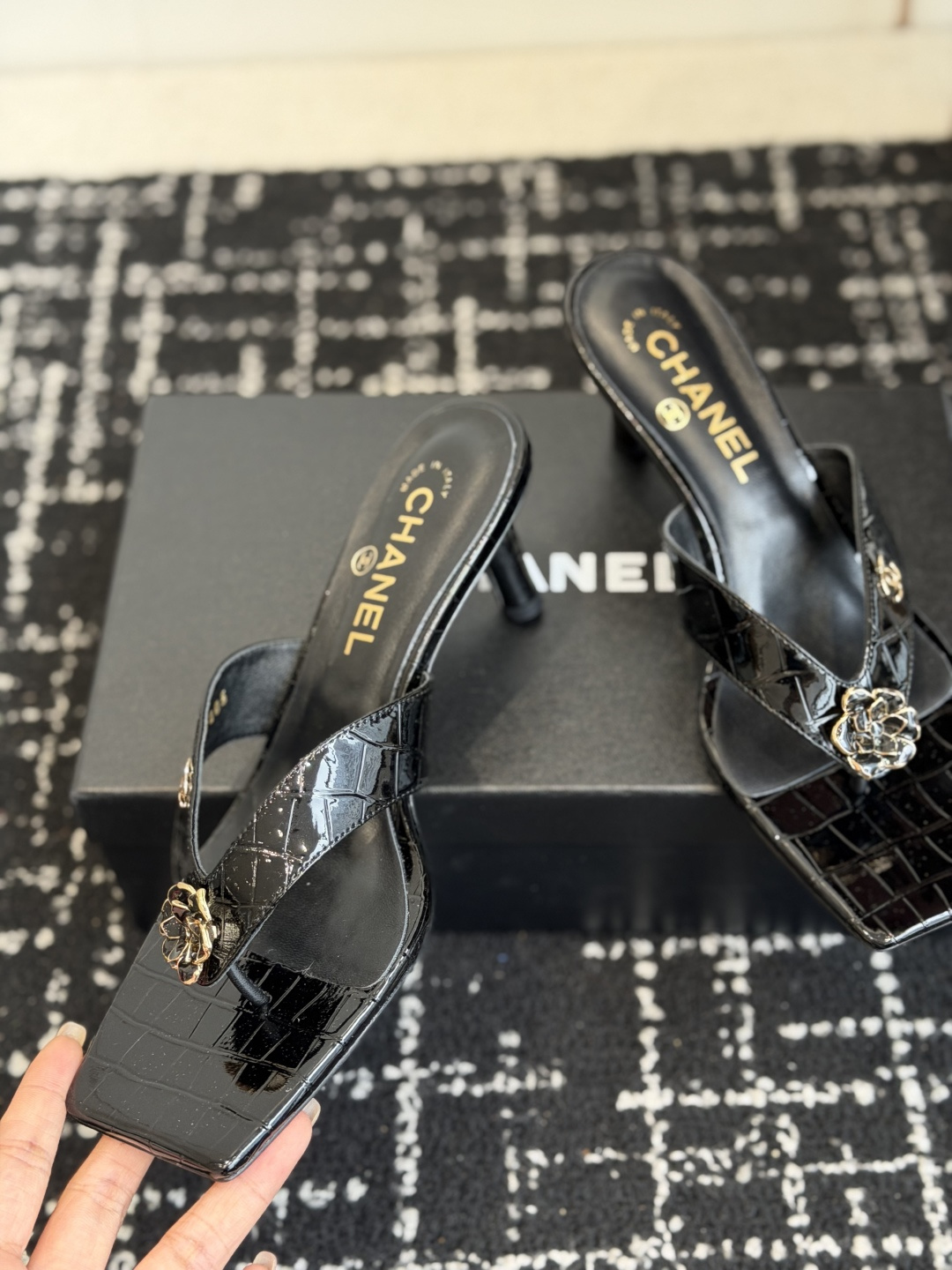 代购级 Chanel26ss夏季新款山茶花方头夹趾高跟凉拖 自带轻奢温柔氛围感的山茶花方头夹趾高跟凉拖系列,利落的夹趾人 代购级 Chanel26ss夏季新款山茶花方头夹趾高跟凉拖 自带轻奢温柔氛围感的山茶花方头夹趾高跟凉拖系列,利落的夹趾人
