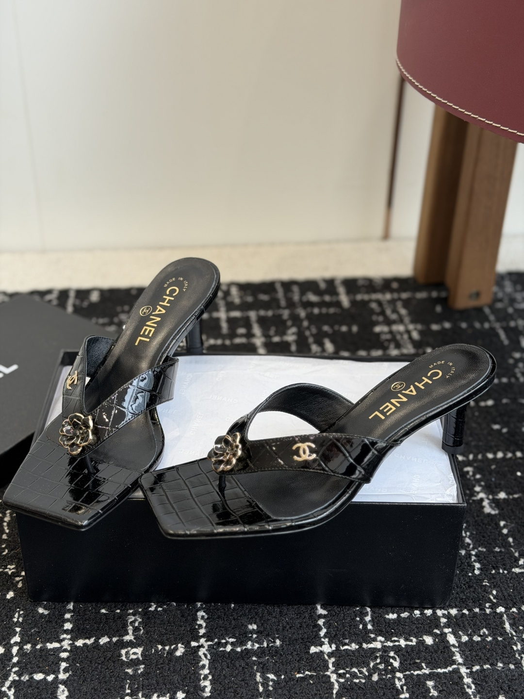 代购级 Chanel26ss夏季新款山茶花方头夹趾高跟凉拖 自带轻奢温柔氛围感的山茶花方头夹趾高跟凉拖系列,利落的夹趾人 代购级 Chanel26ss夏季新款山茶花方头夹趾高跟凉拖 自带轻奢温柔氛围感的山茶花方头夹趾高跟凉拖系列,利落的夹趾人