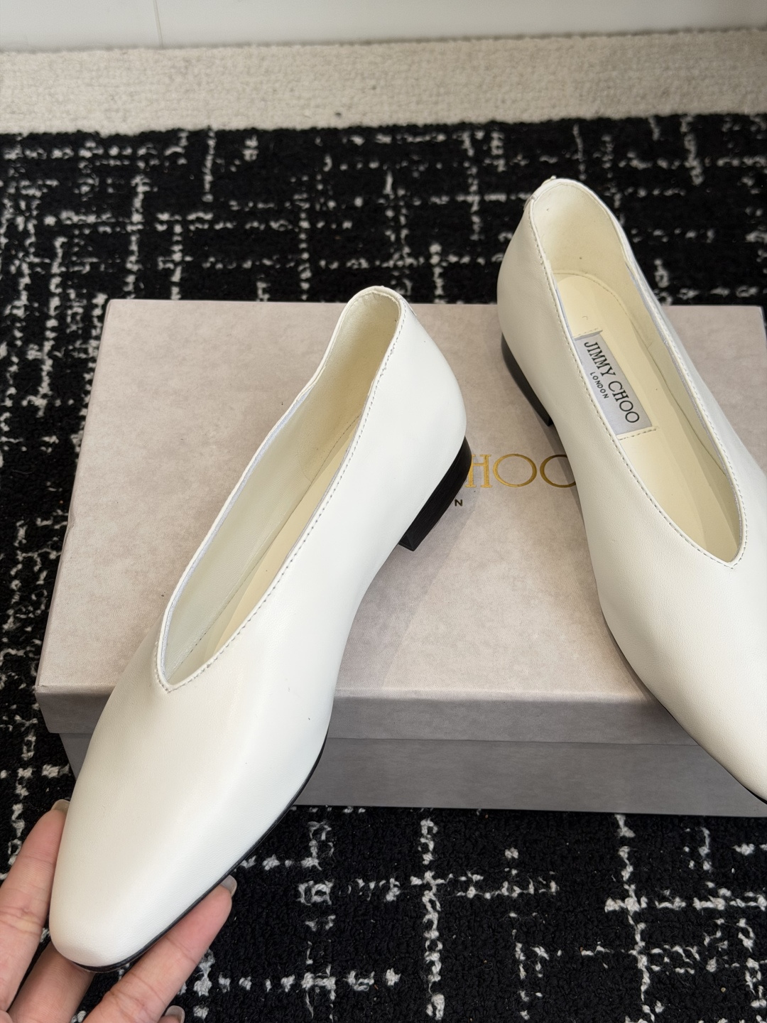 代购级 Jimmy Choo 26ss单鞋 同步专柜 主打精致 舒适度休闲 甜美 无解风都轻松满足 bling 代购级 Jimmy Choo 26ss单鞋 同步专柜 主打精致 舒适度休闲 甜美 无解风都轻松满足 bling