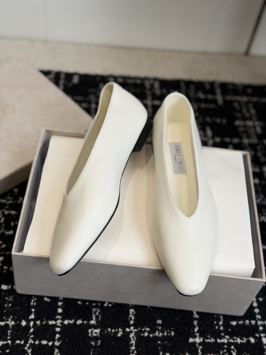 代购级 Jimmy Choo 26ss单鞋 同步专柜 主打精致 舒适度休闲 甜美 无解风都轻松满足 bling 代购级 Jimmy Choo 26ss单鞋 同步专柜 主打精致 舒适度休闲 甜美 无解风都轻松满足 bling