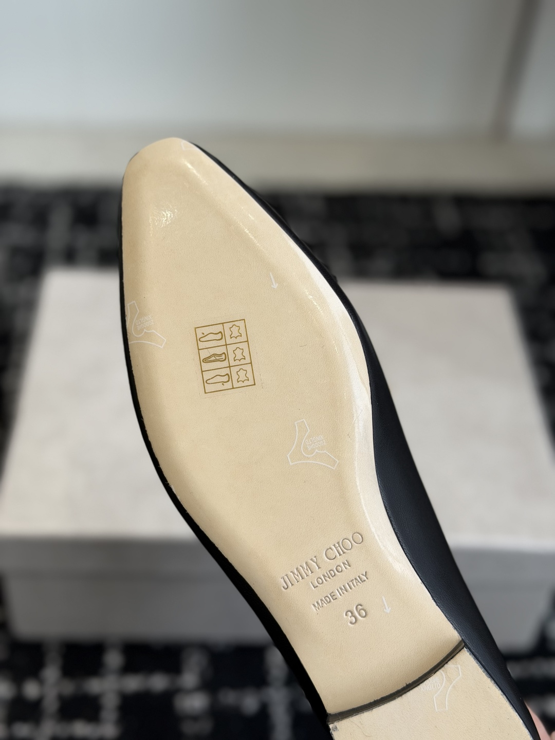 代购级 Jimmy Choo 26ss单鞋 同步专柜 主打精致 舒适度休闲 甜美 无解风都轻松满足 bling 代购级 Jimmy Choo 26ss单鞋 同步专柜 主打精致 舒适度休闲 甜美 无解风都轻松满足 bling