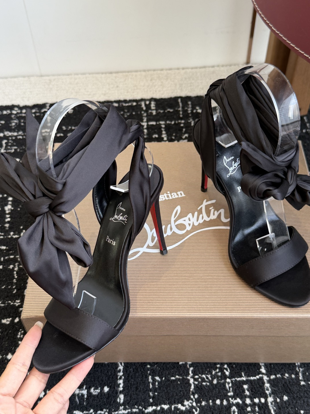 代购级 Christian Louboutin 春夏新款时装走秀芭蕾蝴蝶结高跟单鞋 CL红底永远的YYDS 𝐶ℎ𝑟𝑖𝑠 代购级 Christian Louboutin 春夏新款时装走秀芭蕾蝴蝶结高跟单鞋 CL红底永远的YYDS 𝐶ℎ𝑟𝑖𝑠