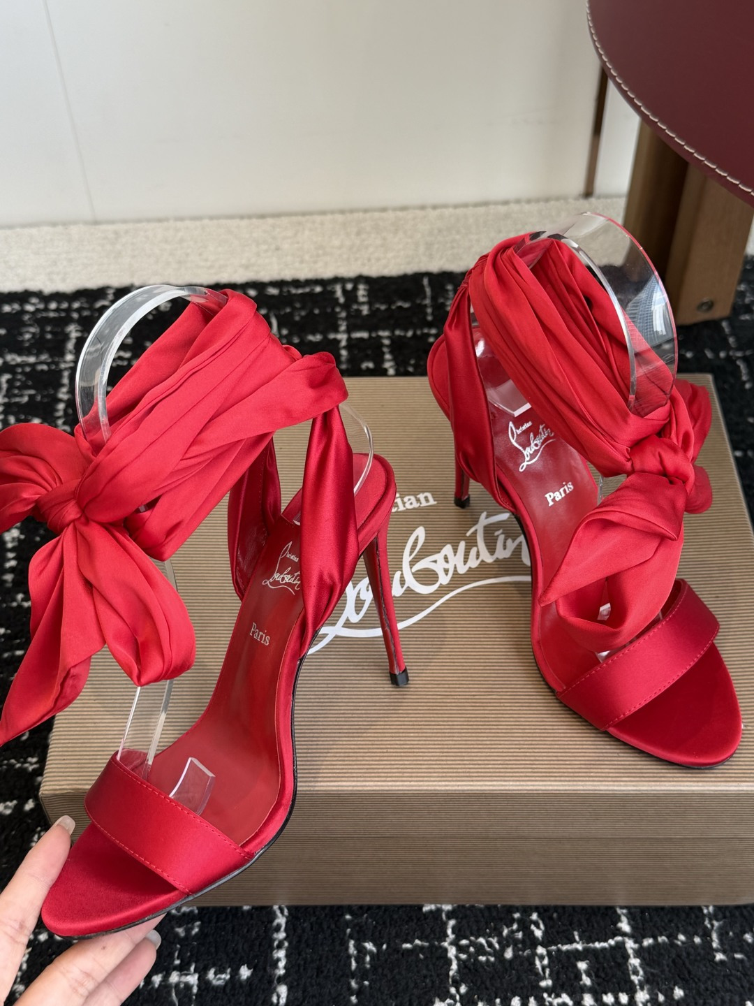 代购级 Christian Louboutin 春夏新款时装走秀芭蕾蝴蝶结高跟单鞋 CL红底永远的YYDS 𝐶ℎ𝑟𝑖𝑠 代购级 Christian Louboutin 春夏新款时装走秀芭蕾蝴蝶结高跟单鞋 CL红底永远的YYDS 𝐶ℎ𝑟𝑖𝑠