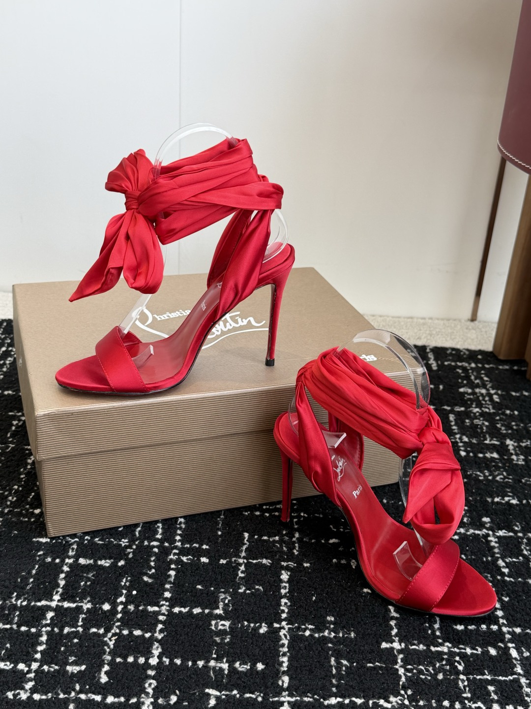 代购级 Christian Louboutin 春夏新款时装走秀芭蕾蝴蝶结高跟单鞋 CL红底永远的YYDS 𝐶ℎ𝑟𝑖𝑠 代购级 Christian Louboutin 春夏新款时装走秀芭蕾蝴蝶结高跟单鞋 CL红底永远的YYDS 𝐶ℎ𝑟𝑖𝑠