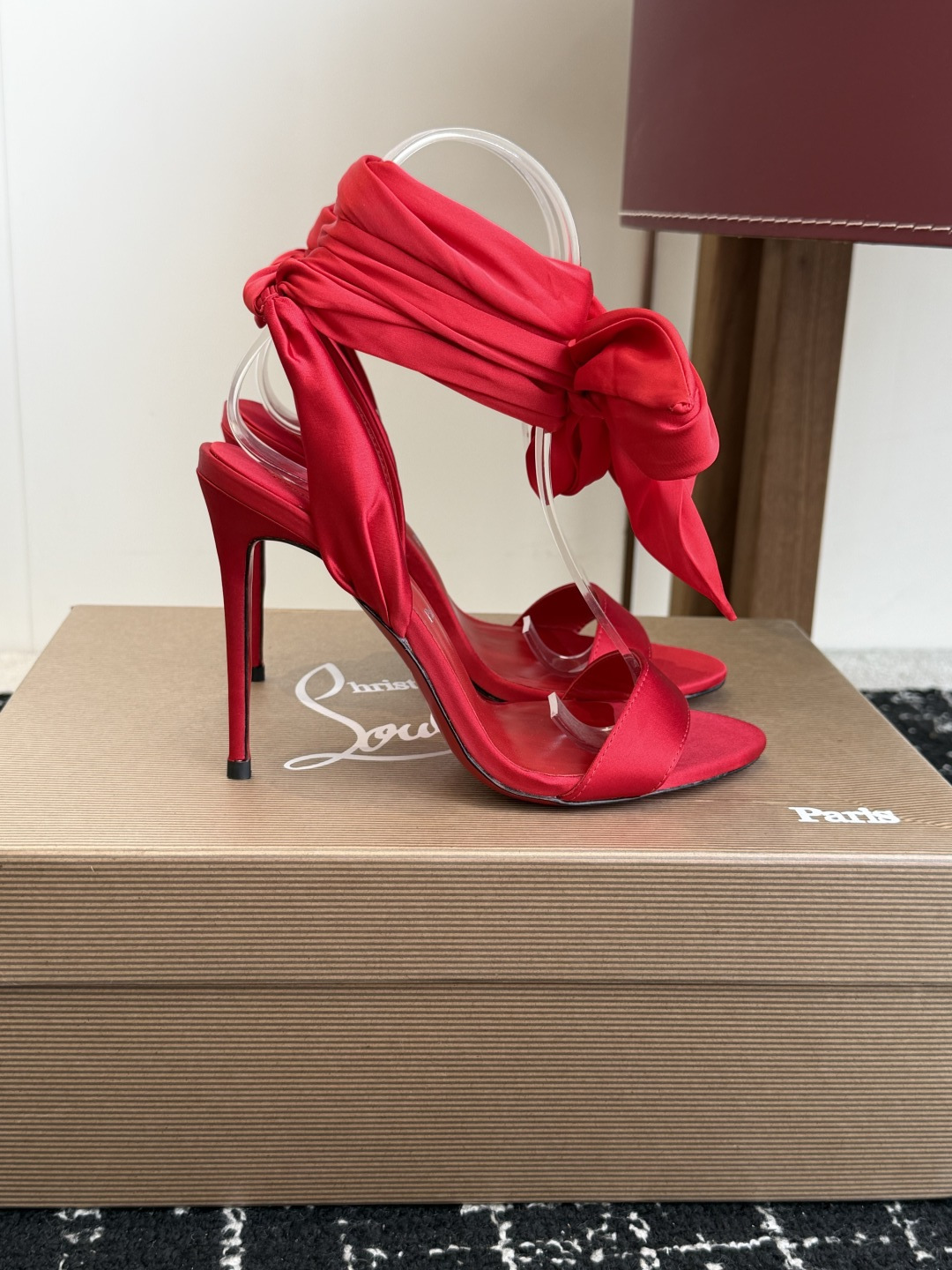 代购级 Christian Louboutin 春夏新款时装走秀芭蕾蝴蝶结高跟单鞋 CL红底永远的YYDS 𝐶ℎ𝑟𝑖𝑠 代购级 Christian Louboutin 春夏新款时装走秀芭蕾蝴蝶结高跟单鞋 CL红底永远的YYDS 𝐶ℎ𝑟𝑖𝑠