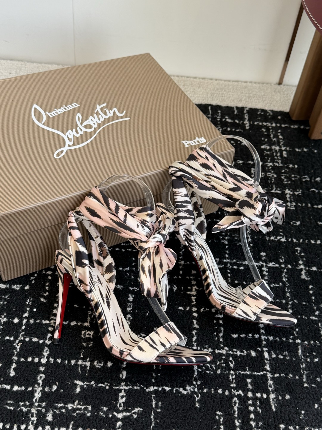 代购级 Christian Louboutin 春夏新款时装走秀芭蕾蝴蝶结高跟单鞋 CL红底永远的YYDS 𝐶ℎ𝑟𝑖𝑠 代购级 Christian Louboutin 春夏新款时装走秀芭蕾蝴蝶结高跟单鞋 CL红底永远的YYDS 𝐶ℎ𝑟𝑖𝑠