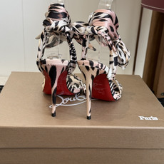 代购级 Christian Louboutin 春夏新款时装走秀芭蕾蝴蝶结高跟单鞋 CL红底永远的YYDS 𝐶ℎ𝑟𝑖𝑠 代购级 Christian Louboutin 春夏新款时装走秀芭蕾蝴蝶结高跟单鞋 CL红底永远的YYDS 𝐶ℎ𝑟𝑖𝑠