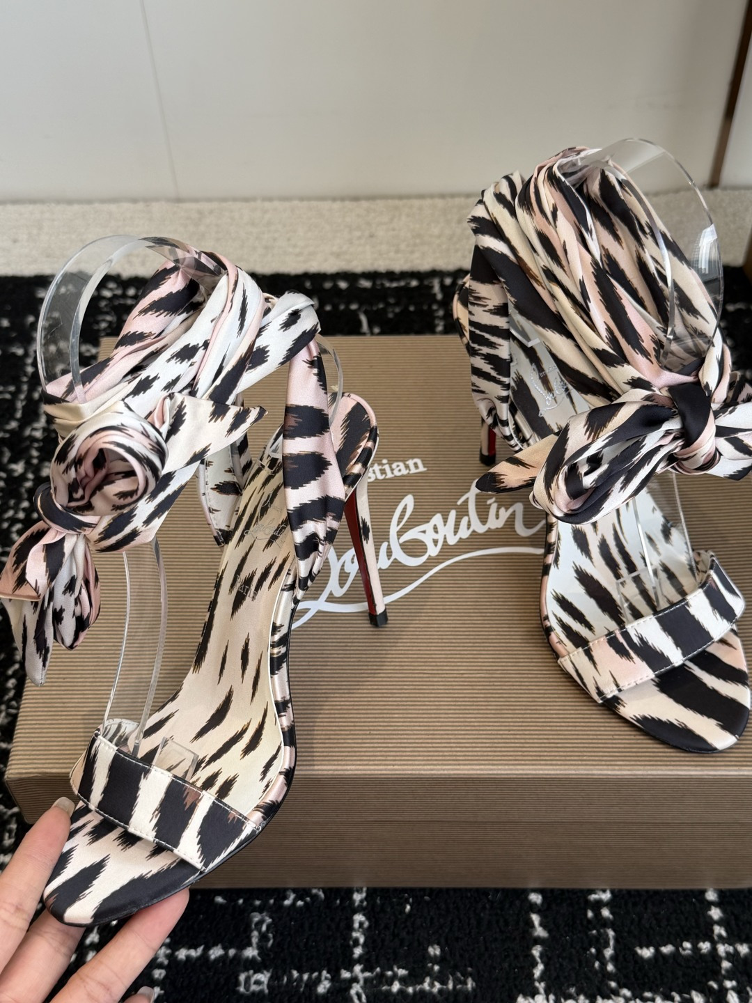 代购级 Christian Louboutin 春夏新款时装走秀芭蕾蝴蝶结高跟单鞋 CL红底永远的YYDS 𝐶ℎ𝑟𝑖𝑠 代购级 Christian Louboutin 春夏新款时装走秀芭蕾蝴蝶结高跟单鞋 CL红底永远的YYDS 𝐶ℎ𝑟𝑖𝑠