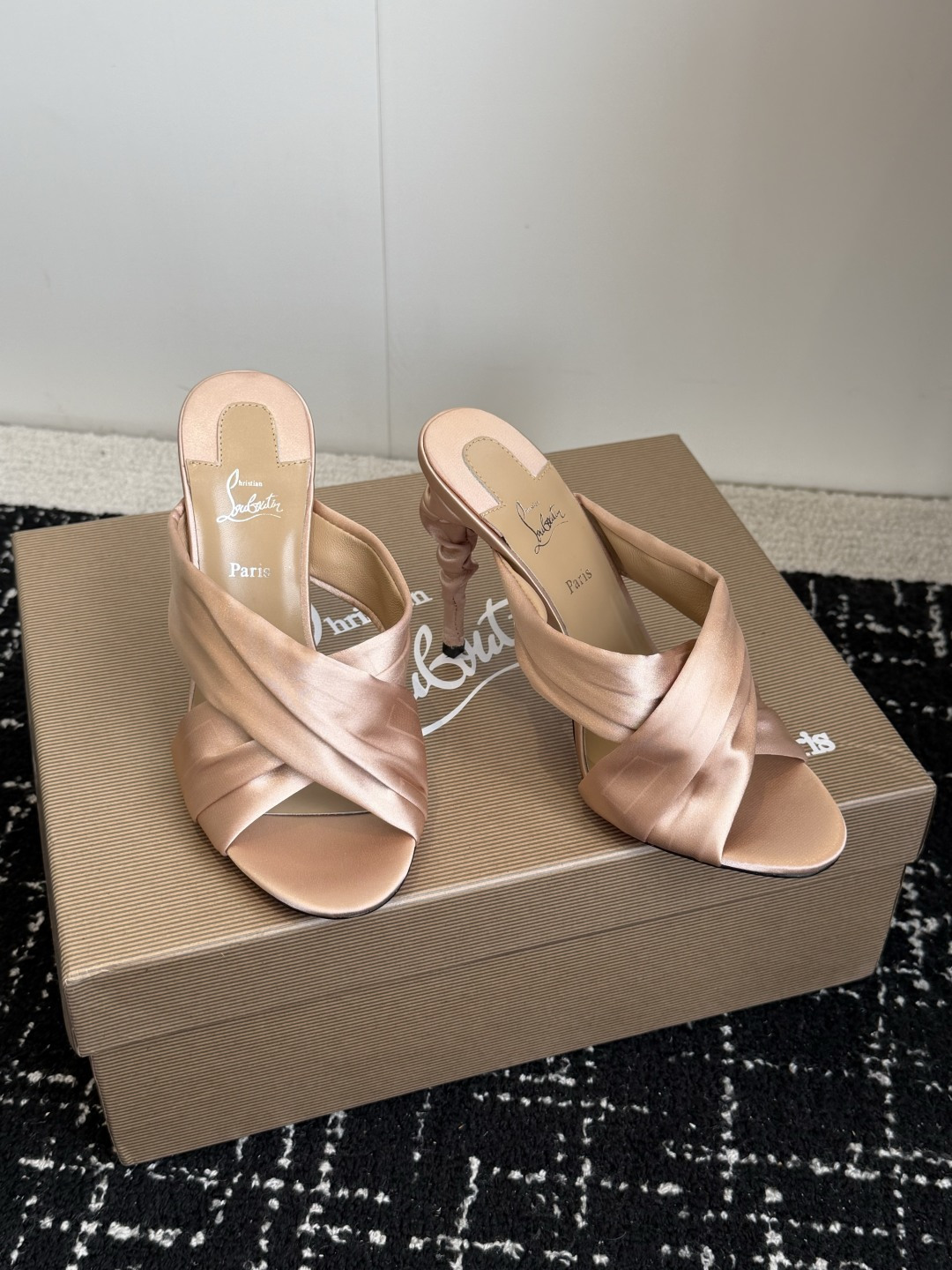 代购级 Christian Louboutin 春夏新款时装走秀芭蕾蝴蝶结高跟凉拖 CL红底永远的YYDS 𝐶ℎ𝑟𝑖𝑠𝑡 代购级 Christian Louboutin 春夏新款时装走秀芭蕾蝴蝶结高跟凉拖 CL红底永远的YYDS 𝐶ℎ𝑟𝑖𝑠𝑡