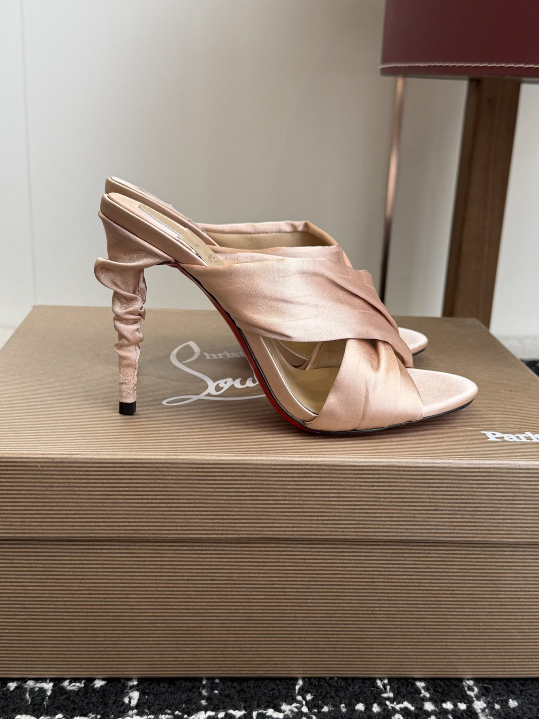 代购级 Christian Louboutin 春夏新款时装走秀芭蕾蝴蝶结高跟凉拖 CL红底永远的YYDS 𝐶ℎ𝑟𝑖𝑠𝑡 代购级 Christian Louboutin 春夏新款时装走秀芭蕾蝴蝶结高跟凉拖 CL红底永远的YYDS 𝐶ℎ𝑟𝑖𝑠𝑡