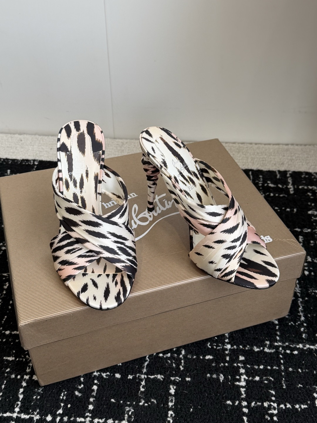 代购级 Christian Louboutin 春夏新款时装走秀芭蕾蝴蝶结高跟凉拖 CL红底永远的YYDS 𝐶ℎ𝑟𝑖𝑠𝑡 代购级 Christian Louboutin 春夏新款时装走秀芭蕾蝴蝶结高跟凉拖 CL红底永远的YYDS 𝐶ℎ𝑟𝑖𝑠𝑡