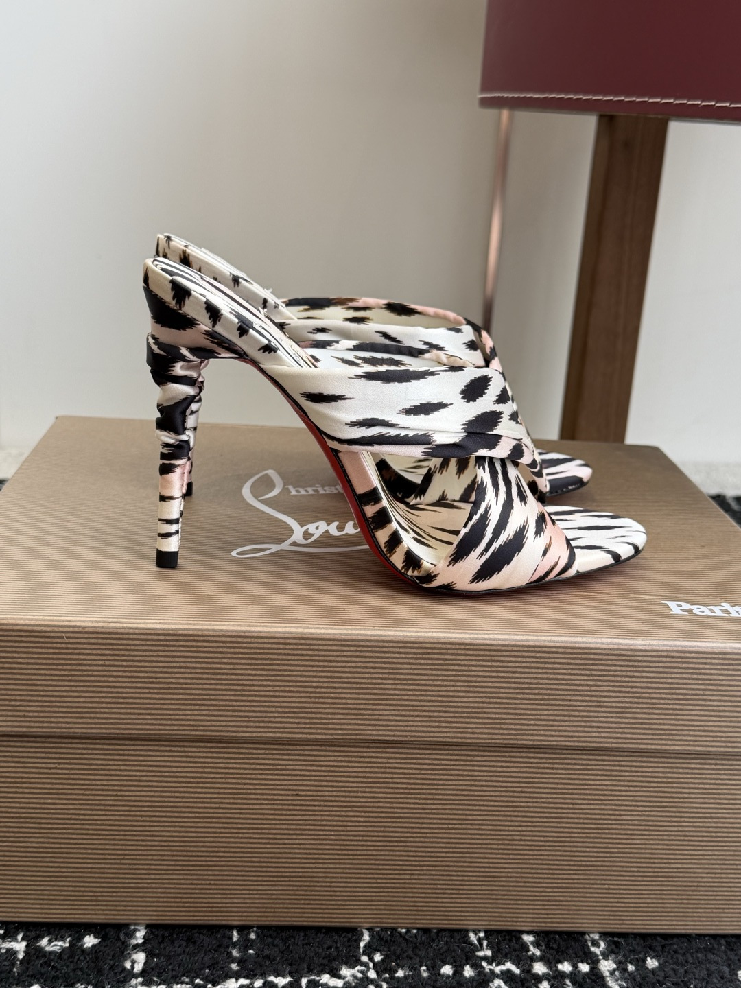 代购级 Christian Louboutin 春夏新款时装走秀芭蕾蝴蝶结高跟凉拖 CL红底永远的YYDS 𝐶ℎ𝑟𝑖𝑠𝑡 代购级 Christian Louboutin 春夏新款时装走秀芭蕾蝴蝶结高跟凉拖 CL红底永远的YYDS 𝐶ℎ𝑟𝑖𝑠𝑡