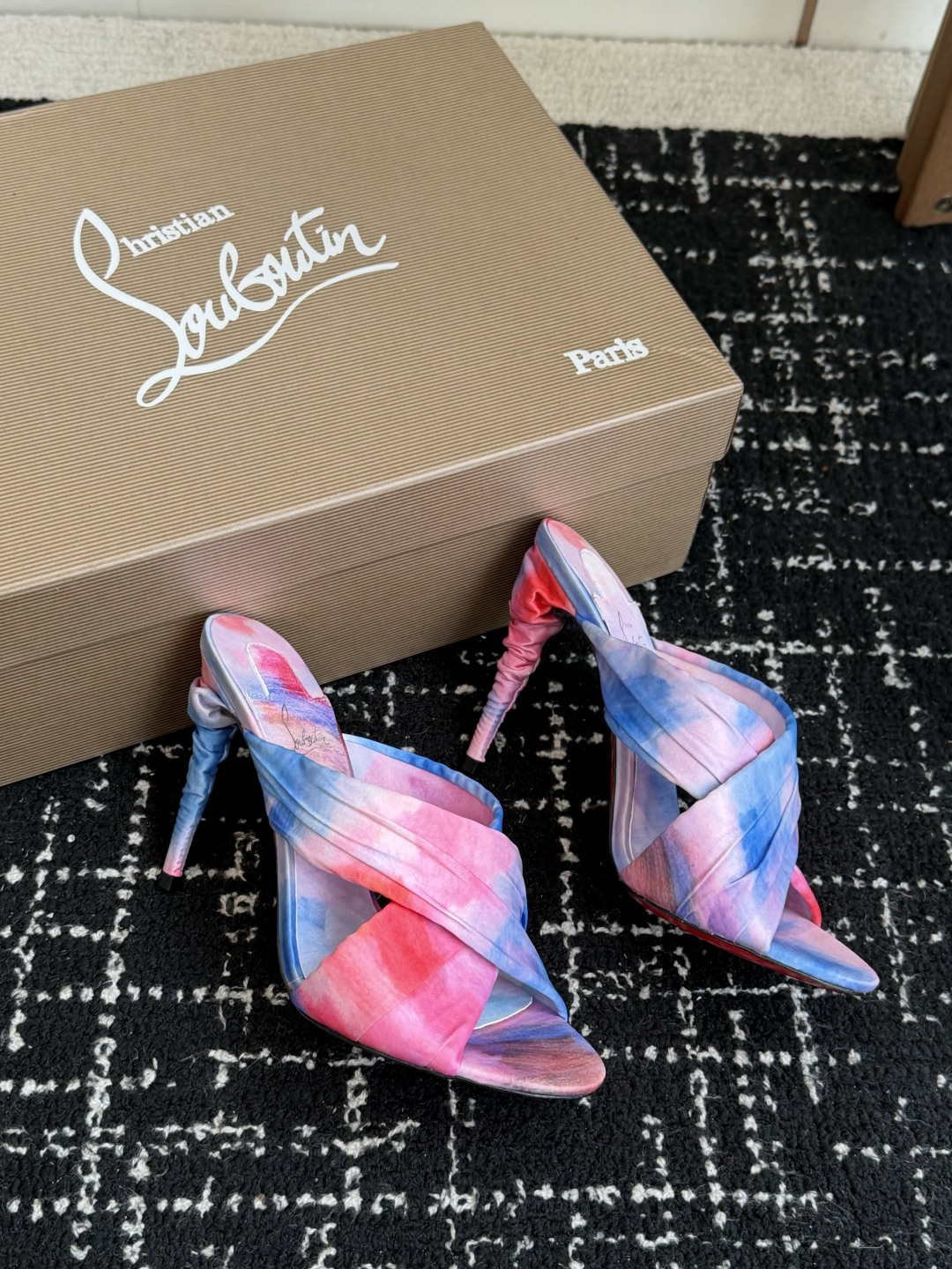 代购级 Christian Louboutin 春夏新款时装走秀芭蕾蝴蝶结高跟凉拖 CL红底永远的YYDS 𝐶ℎ𝑟𝑖𝑠𝑡