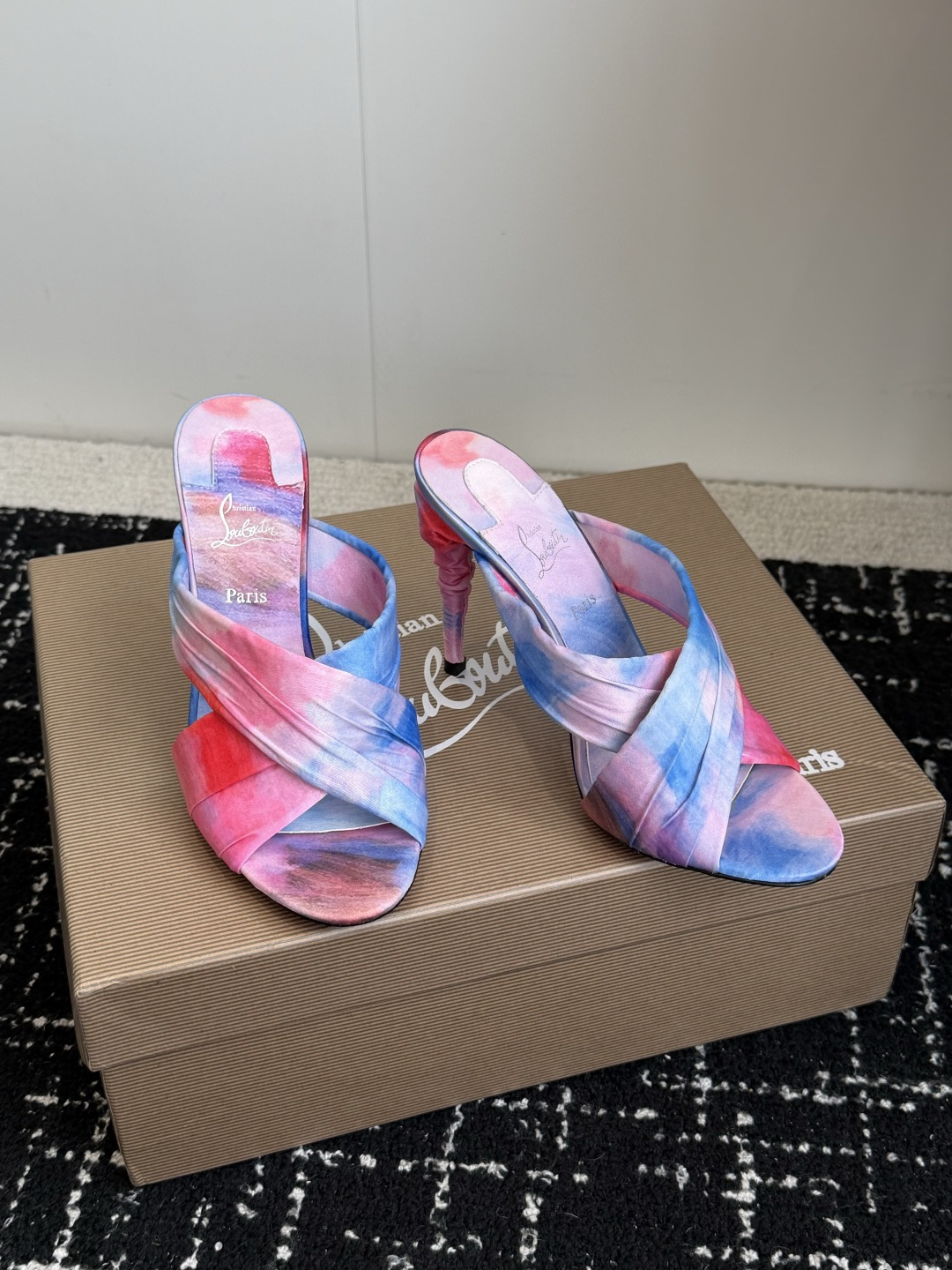 代购级 Christian Louboutin 春夏新款时装走秀芭蕾蝴蝶结高跟凉拖 CL红底永远的YYDS 𝐶ℎ𝑟𝑖𝑠𝑡