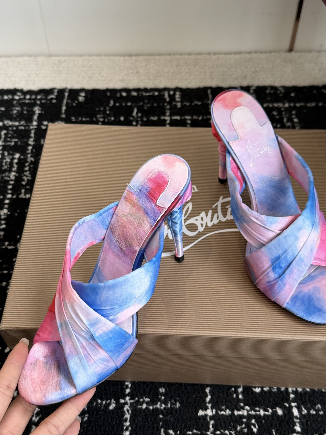 代购级 Christian Louboutin 春夏新款时装走秀芭蕾蝴蝶结高跟凉拖 CL红底永远的YYDS 𝐶ℎ𝑟𝑖𝑠𝑡