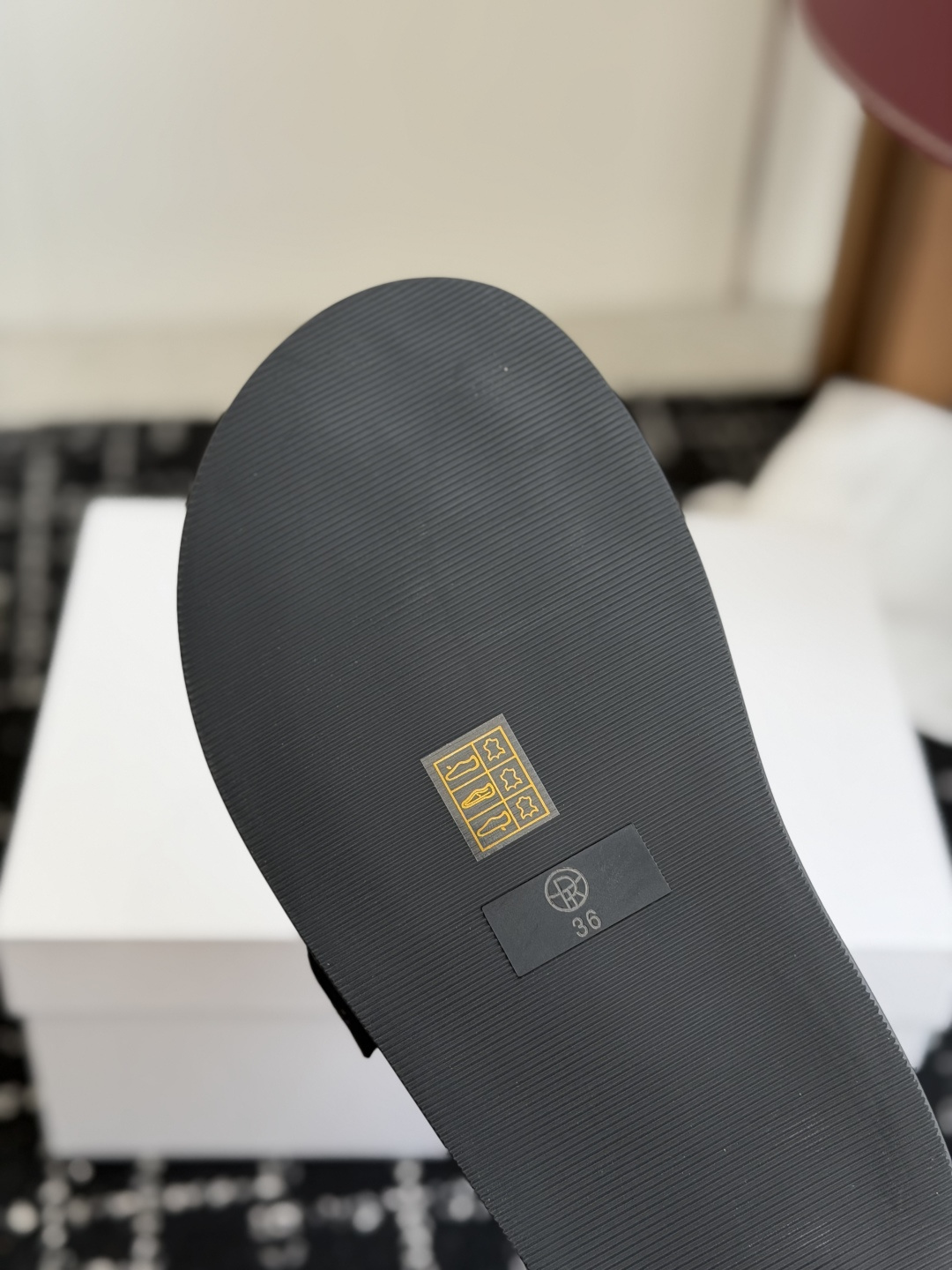 代购级 The Row 26ss 新款包头拖 勃肯拖  第一眼看到这个鞋子就爱上了，带点复古味随意搭配都好看，一贯极简风