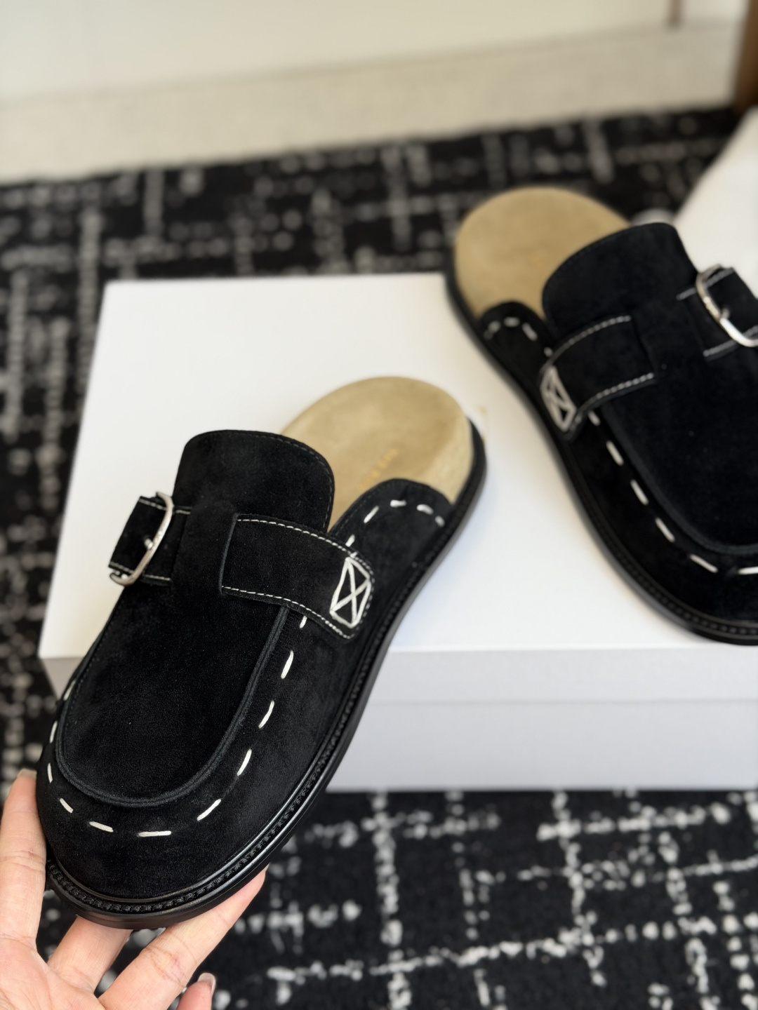 代购级 The Row 26ss 新款包头拖 勃肯拖  第一眼看到这个鞋子就爱上了，带点复古味随意搭配都好看，一贯极简风