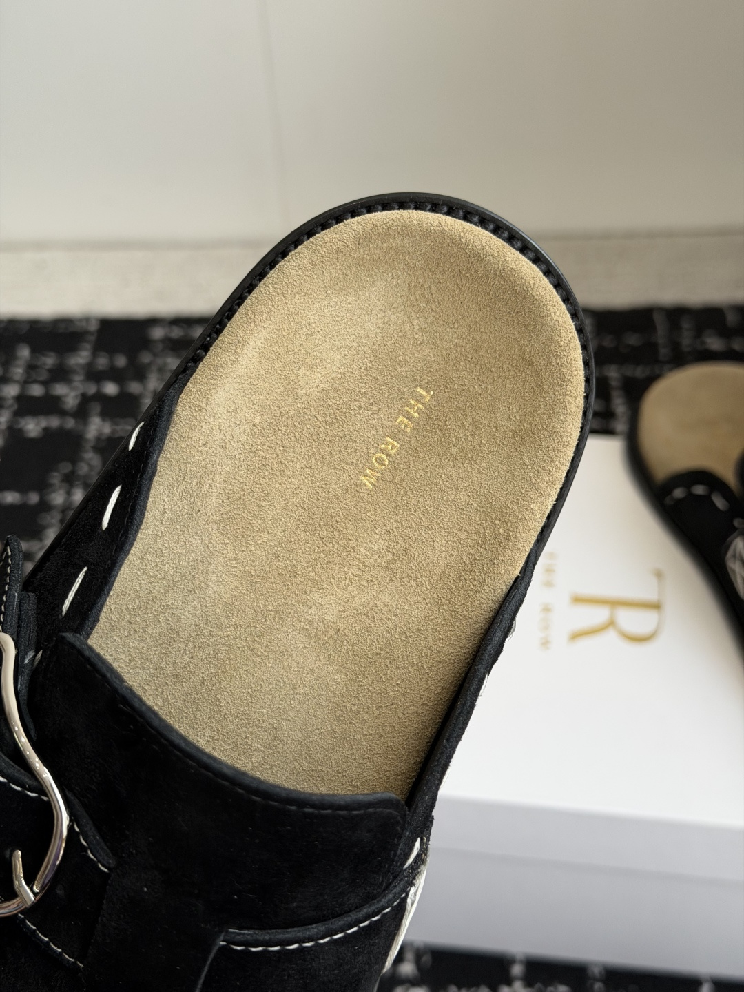 代购级 The Row 26ss 新款包头拖 勃肯拖  第一眼看到这个鞋子就爱上了，带点复古味随意搭配都好看，一贯极简风