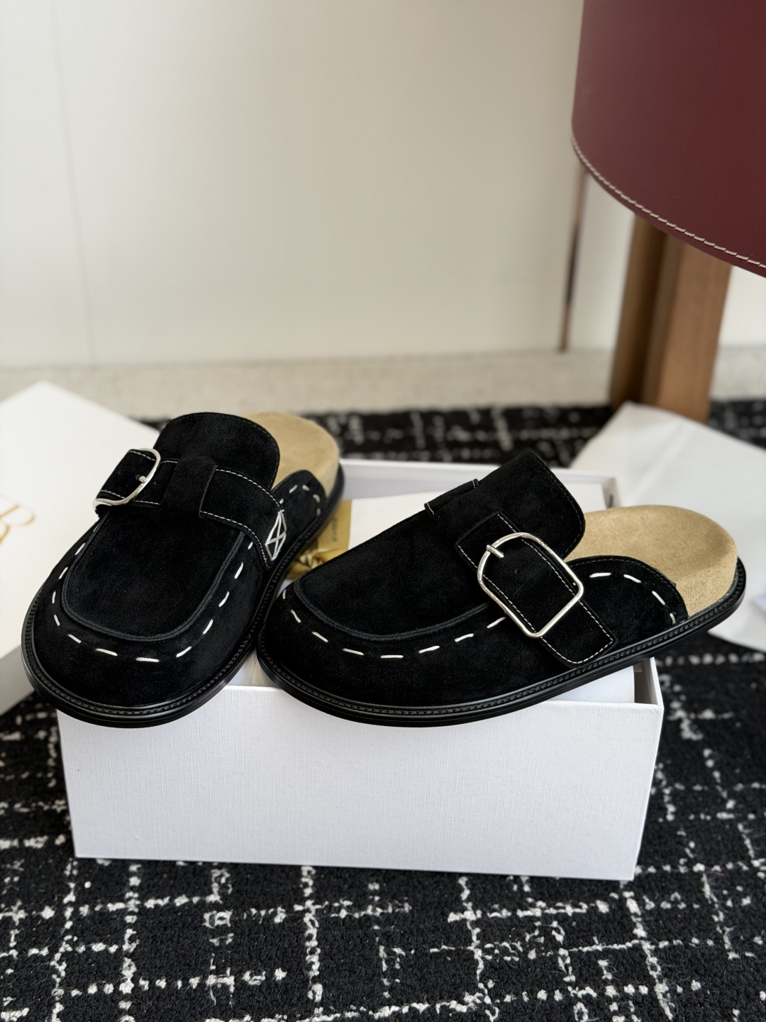 代购级 The Row 26ss 新款包头拖 勃肯拖  第一眼看到这个鞋子就爱上了，带点复古味随意搭配都好看，一贯极简风
