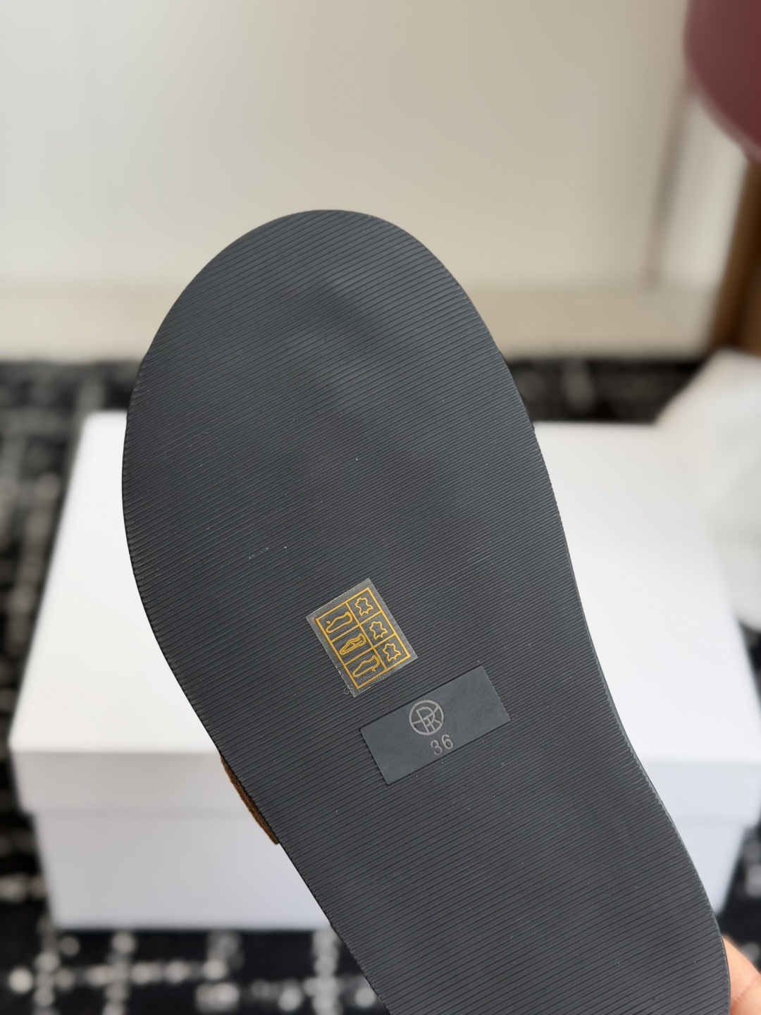 代购级 The Row 26ss 新款包头拖 勃肯拖  第一眼看到这个鞋子就爱上了，带点复古味随意搭配都好看，一贯极简风