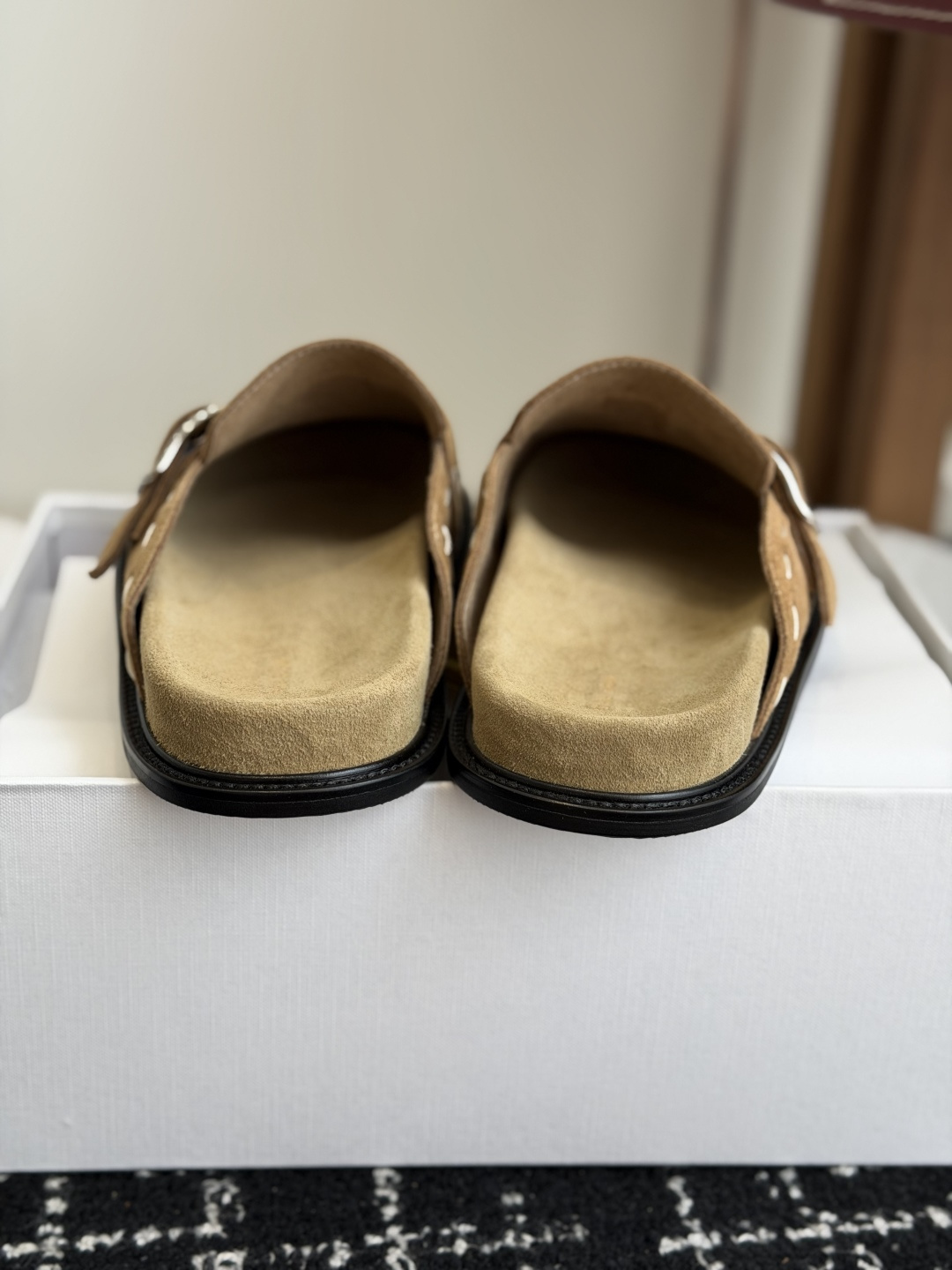 代购级 The Row 26ss 新款包头拖 勃肯拖  第一眼看到这个鞋子就爱上了，带点复古味随意搭配都好看，一贯极简风