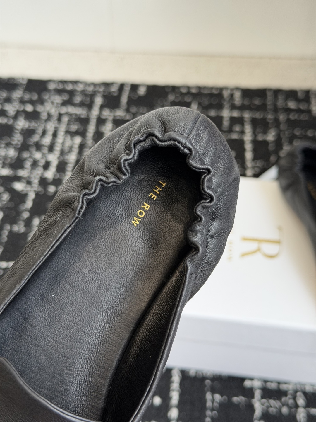 代购级 The Row 26ss 春夏季新款 乐福鞋 单鞋 第一眼看到这个鞋子就爱上了,带点复古味随意搭配都好看! 各大 代购级 The Row 26ss 春夏季新款 乐福鞋 单鞋 第一眼看到这个鞋子就爱上了,带点复古味随意搭配都好看! 各大