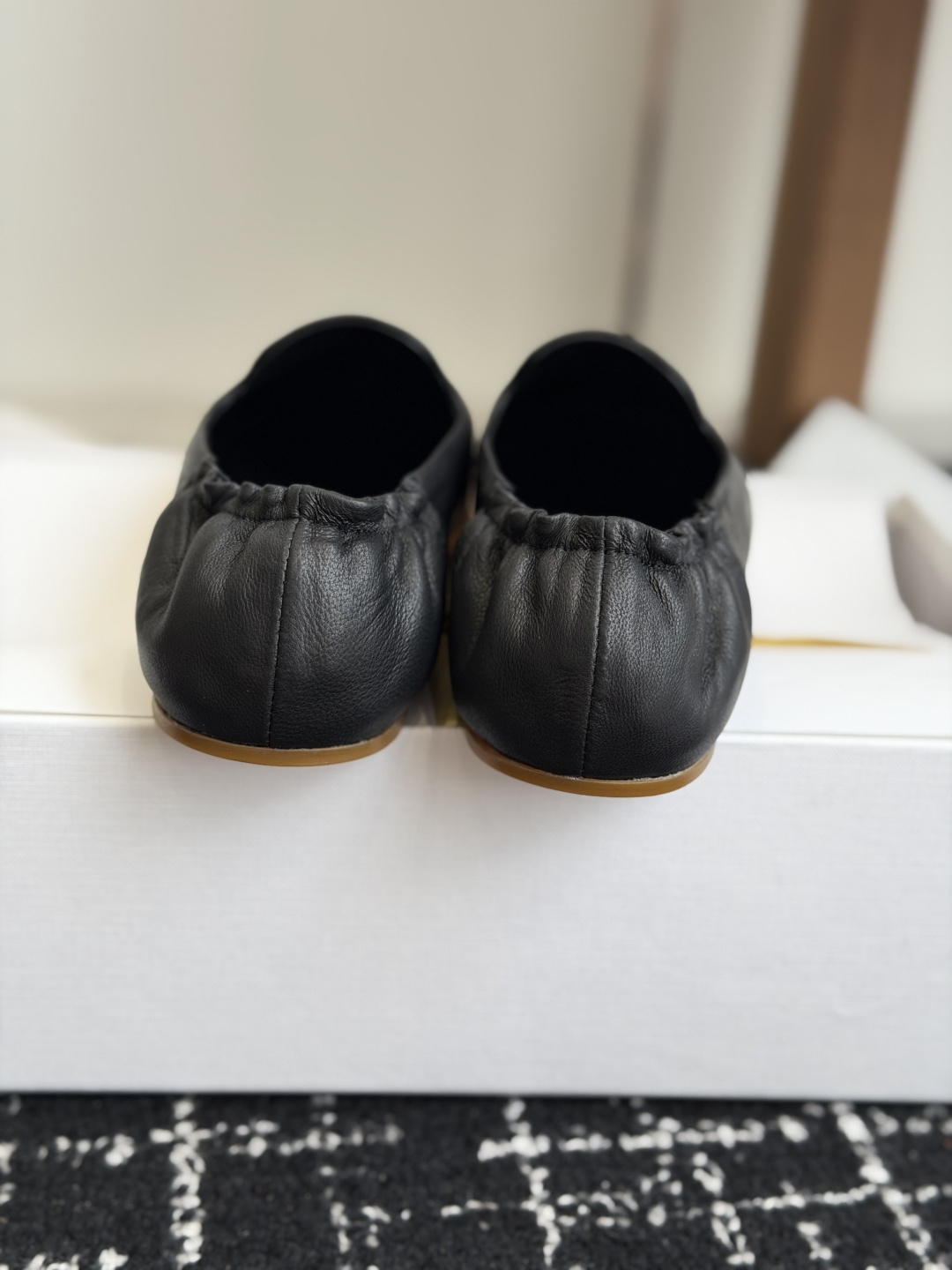 代购级 The Row 26ss 春夏季新款 乐福鞋 单鞋 第一眼看到这个鞋子就爱上了,带点复古味随意搭配都好看! 各大 代购级 The Row 26ss 春夏季新款 乐福鞋 单鞋 第一眼看到这个鞋子就爱上了,带点复古味随意搭配都好看! 各大