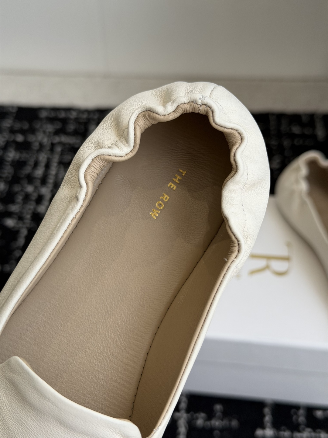 代购级 The Row 26ss 春夏季新款 乐福鞋 单鞋 第一眼看到这个鞋子就爱上了,带点复古味随意搭配都好看! 各大 代购级 The Row 26ss 春夏季新款 乐福鞋 单鞋 第一眼看到这个鞋子就爱上了,带点复古味随意搭配都好看! 各大