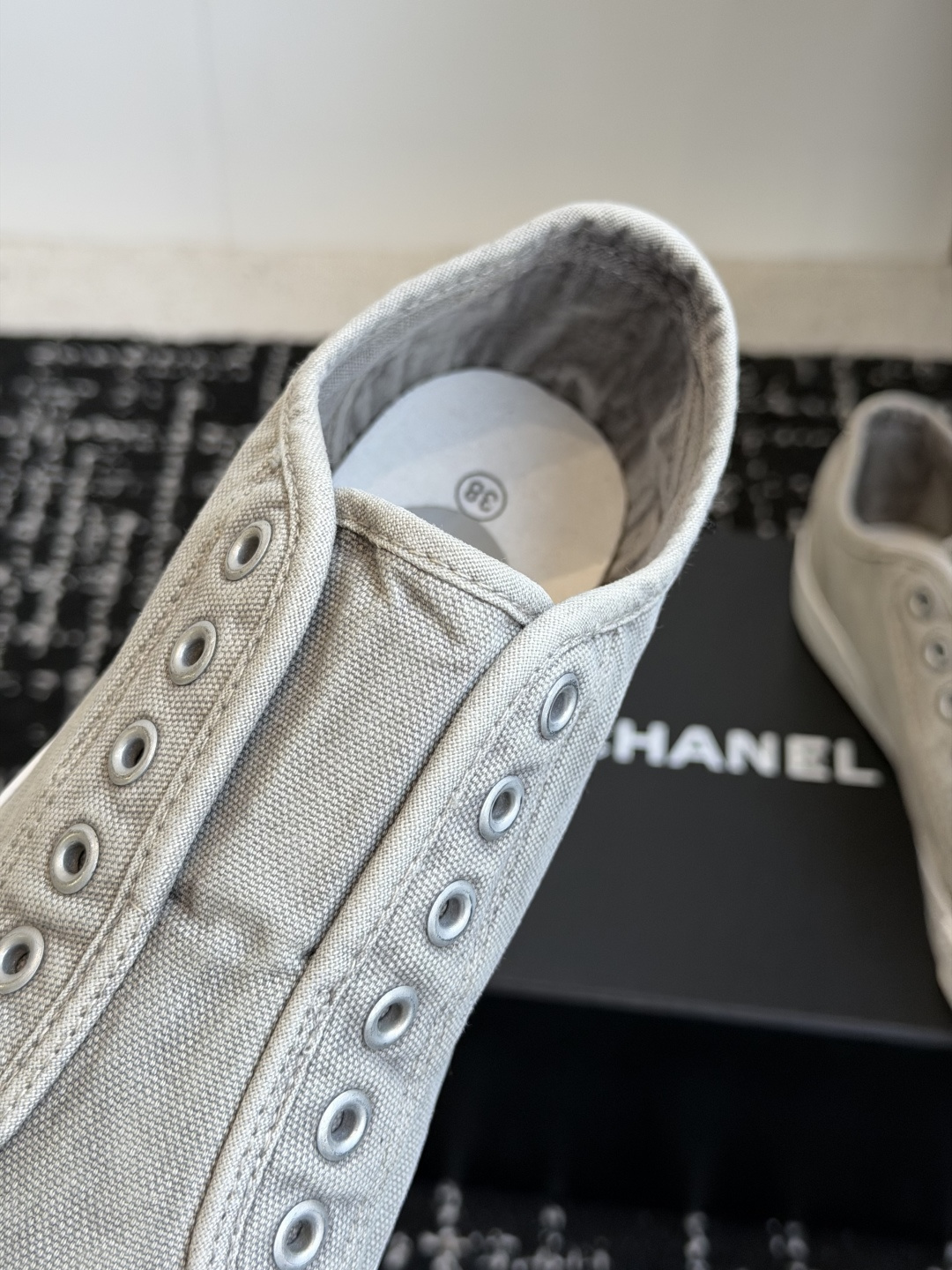 代购级 Chanel香奈儿26ss 饼干帆布鞋 鞋 开发了几个月最高版本终于出来了 专柜顶级休闲款运动鞋 这款经典设计 