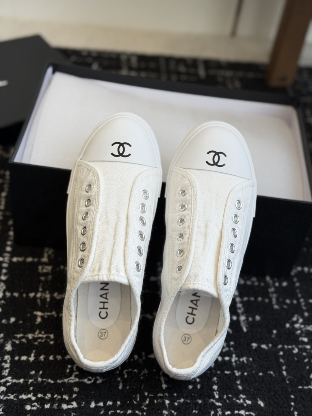 代购级 Chanel香奈儿26ss 饼干帆布鞋 鞋 开发了几个月最高版本终于出来了 专柜顶级休闲款运动鞋 这款经典设计 