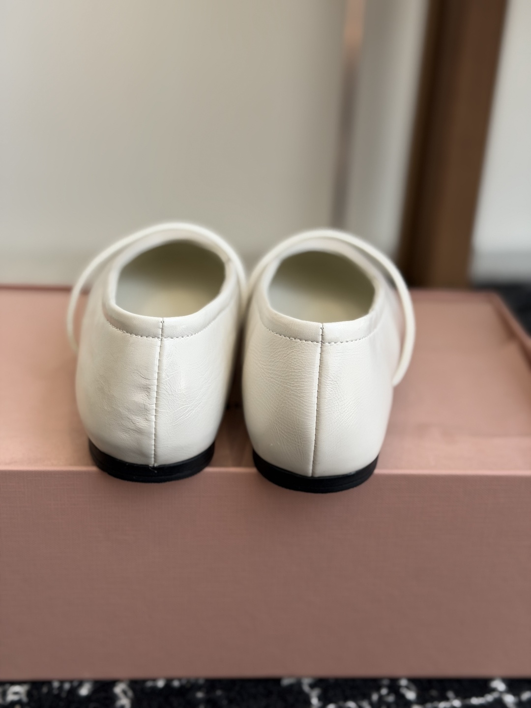 代购级 26ss春夏新款MIUMIU 缪缪 圆头 细带芭蕾舞鞋 玛丽珍 单鞋 Miu Miu芭蕾鞋时髦又暴走!这双芭蕾鞋 代购级 26ss春夏新款MIUMIU 缪缪 圆头 细带芭蕾舞鞋 玛丽珍 单鞋 Miu Miu芭蕾鞋时髦又暴走!这双芭蕾鞋